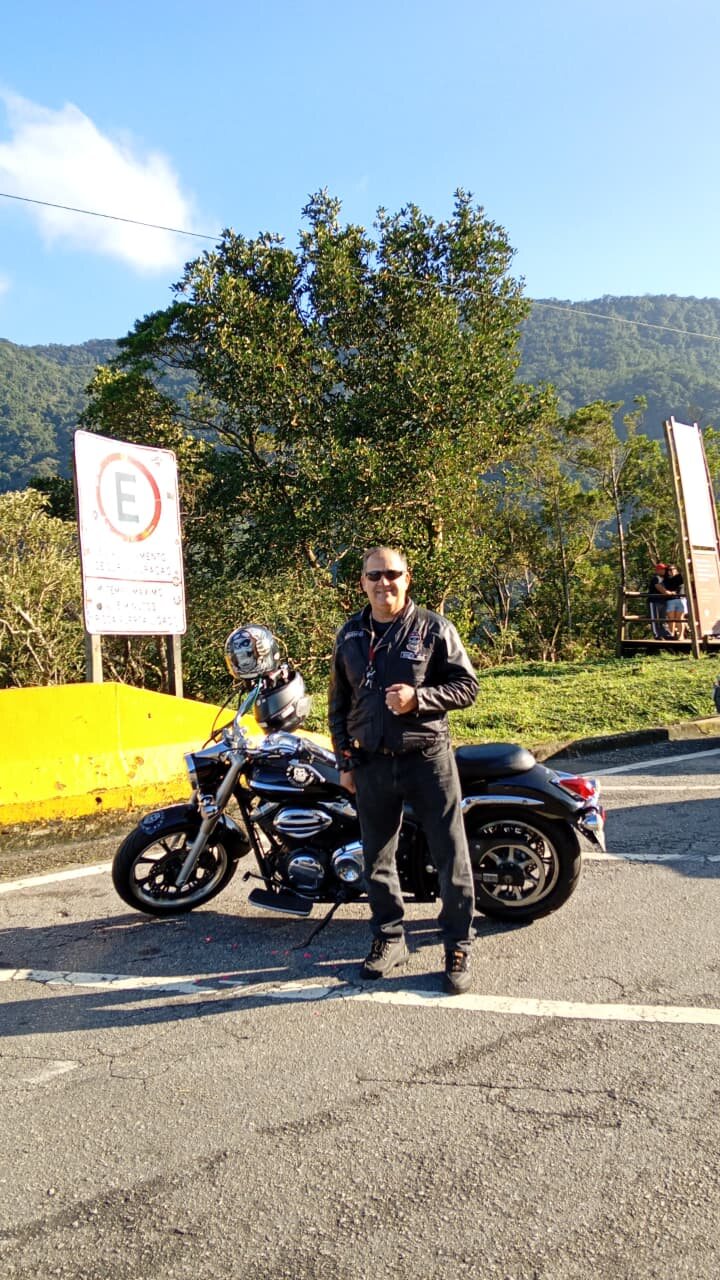 Integrante do Largados Moto Clube junto à motocicleta
